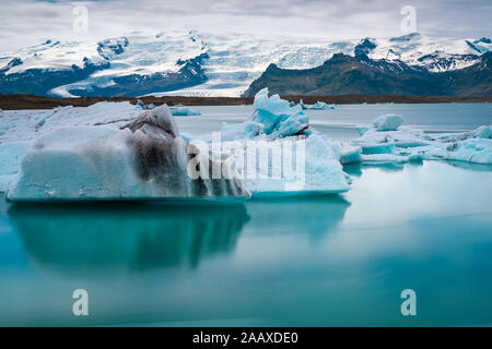 Les icebergs flottent sur glacier Jokusarlon lagon. Le sud de l'Islande. Le Parc National de Vatnajökull Banque D'Images