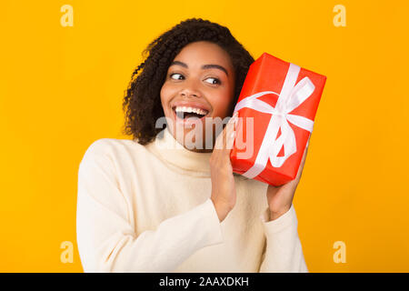 Black excité girl holding nouvelle année don Banque D'Images