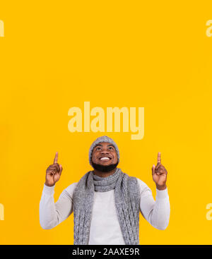 Heureux l'homme à l'afro et pointant vers le haut, à l'espace de copie Banque D'Images