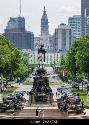 La statue de George Washington regarde Benjamin Franklin Parkway en direction de la statue de William Penn au sommet de l'Hôtel de Ville. Banque D'Images