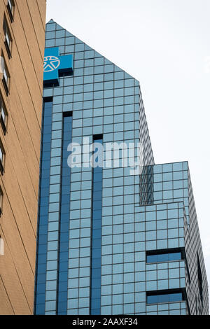 Le verre bleu de la curtainwall G Fred DiBona Jr Building contraste avec la brique fine de la William Penn House condominium sur Chestnut Street Banque D'Images