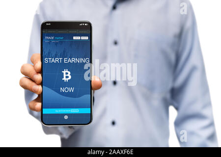 Méconnaissable man gagner des Bitcoins application sur l'écran du smartphone Banque D'Images