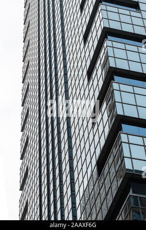 Le verre bleu curtainwall criss cross de l'G. Fred DiBona Jr Immeuble sur Market Street Banque D'Images