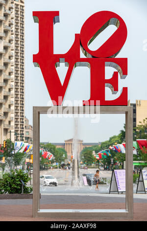 Robert Indiana ; la fameuse statue d'amour l'amour images Park Plaza et Musée d'Art de Philadelphie à l'extrémité de Benjamin Franklin Parkway. Banque D'Images