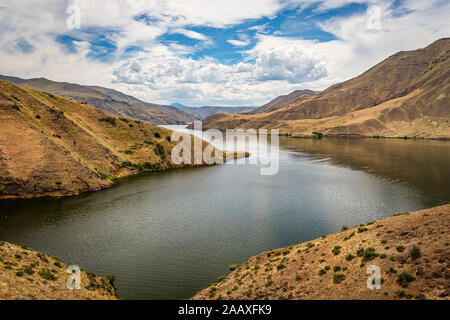 Une vue de la rivière Snake à l'Idaho et l'Oregon de stateline dans Hells Canyon. Banque D'Images