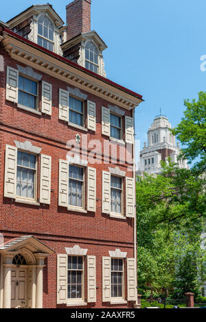 Bishop White House, une des maisons historiques de St Noyer datant de 1786, avec l'art déco 1934 Tour de l'US Customs House bâtiment derrière. Banque D'Images