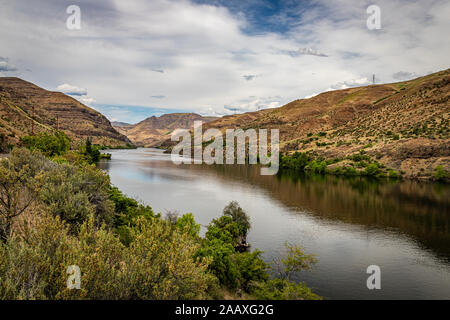 Une vue de la rivière Snake à l'Idaho et l'Oregon de stateline dans Hells Canyon. Banque D'Images