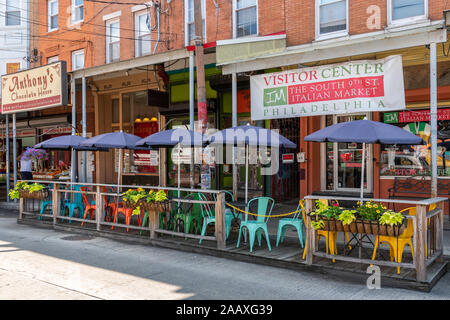 Chaises colorées pour manger en plein air dans la région de Philadelphia's sur le marché italien au sud 9th St. Banque D'Images