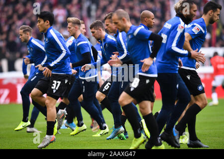 Stuttgart, Allemagne. 24 Nov, 2019. L'équipe de Karlsruhe en préchauffage. GES/Soccer/2. Bundesliga : le VfB Stuttgart - Karlsruher SC, 24.11.2019 Football/soccer : 2ème ligue : VfB Stuttgart vs Karlsruher SC, Stuttgart, le 24 novembre, 2019 | dans le monde entier : dpa Crédit/Alamy Live News Banque D'Images