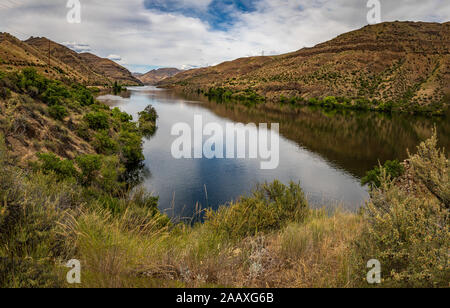 Une vue de la rivière Snake à l'Idaho et l'Oregon de stateline dans Hells Canyon. Banque D'Images