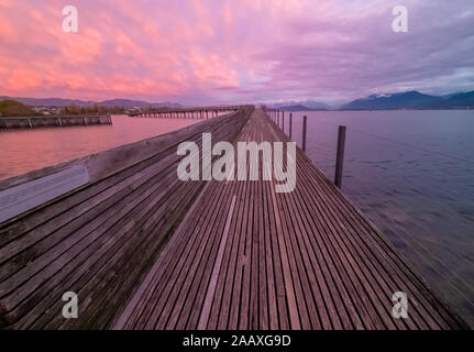 Holzbrucke Rapperswil-Hurden, une passerelle en bois entre Rapperswil et Hurden traversant la partie supérieure du lac Obersee (Zürich) en Suisse. Banque D'Images