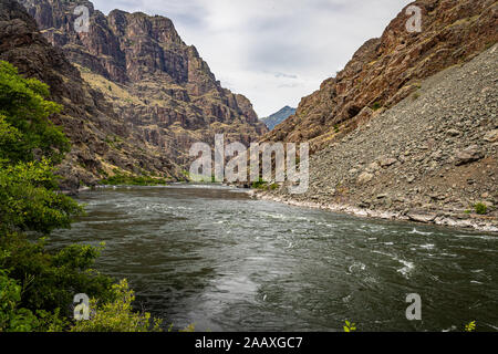 Une vue de la rivière Snake à l'Idaho et l'Oregon de stateline dans Hells Canyon." Banque D'Images