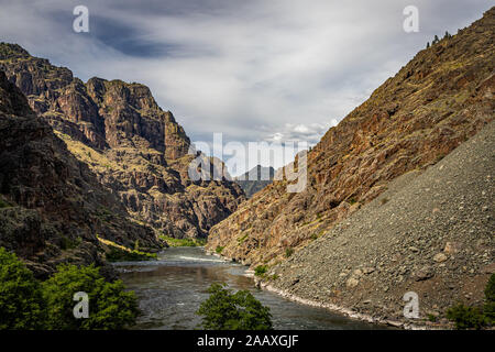 Une vue de la rivière Snake à l'Idaho et l'Oregon de stateline dans Hells Canyon." Banque D'Images