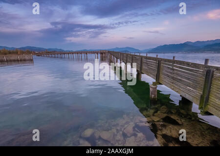 Holzbrucke Rapperswil-Hurden, une passerelle en bois entre Rapperswil et Hurden traversant la partie supérieure du lac Obersee (Zürich) en Suisse. Banque D'Images