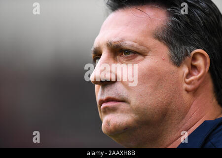 Stuttgart, Allemagne. 24 Nov, 2019. Coach Alois Schwartz (KSC). GES/Soccer/2. Bundesliga : le VfB Stuttgart - Karlsruher SC, 24.11.2019 Football/soccer : 2ème ligue : VfB Stuttgart vs Karlsruher SC, Stuttgart, le 24 novembre, 2019 | dans le monde entier : dpa Crédit/Alamy Live News Banque D'Images