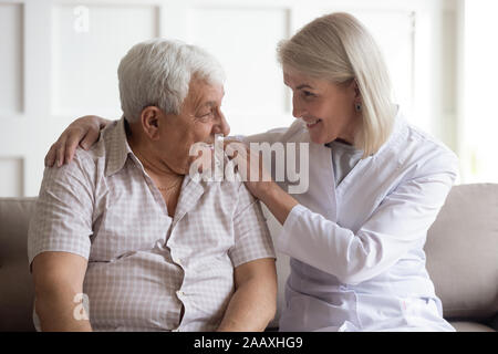 Femelle adulte médecin montrant que l'aîné des soins patient de sexe masculin. Banque D'Images