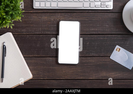 Téléphone portable moderne avec télévision écran vide portant sur table office Banque D'Images
