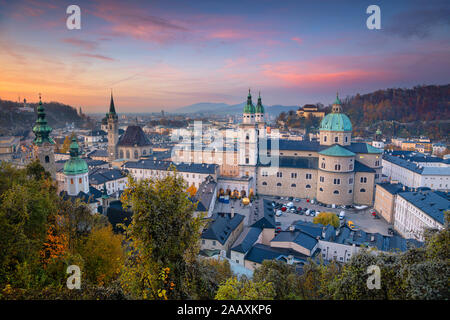Salzbourg, Autriche. Image de la ville de Salzbourg, Autriche avec cathédrale de Salzbourg au cours de l'automne au coucher du soleil. Banque D'Images