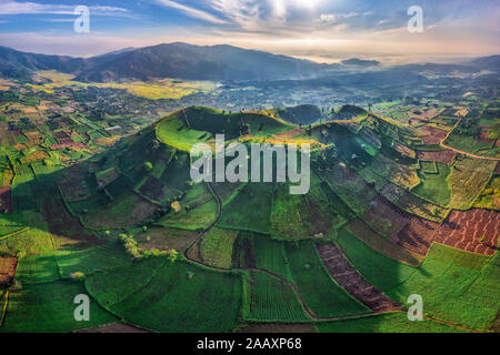 Vue aérienne de la montagne du volcan Chu Dang Ya avec la fleur de Da Quy ou la fleur de Tithonia diversifolia près de la ville de Pleiku, province de Gia Lai, Vietnam. Chu DangYa Banque D'Images