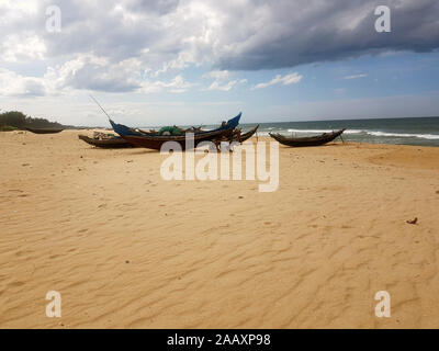 Bateau de pêche sur la plage de Thuan An Vietnam Banque D'Images