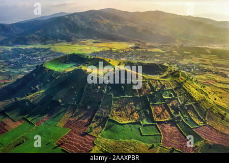 Vue aérienne de la montagne du volcan Chu Dang Ya avec la fleur de Da Quy ou la fleur de Tithonia diversifolia près de la ville de Pleiku, province de Gia Lai, Vietnam. Chu DangYa Banque D'Images