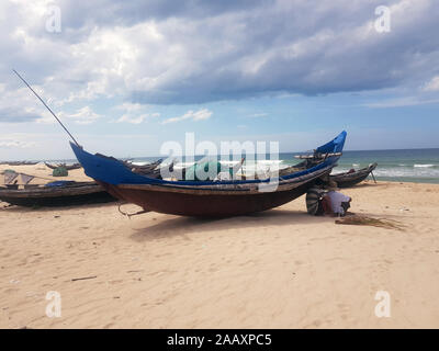 Bateau de pêche sur la plage de Thuan An Vietnam Banque D'Images