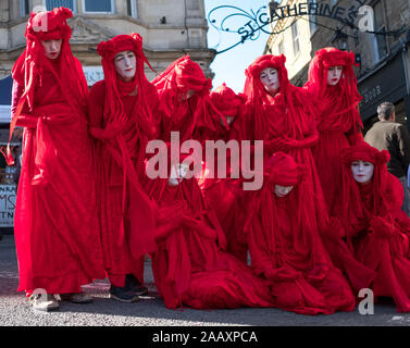 Les rebelles de l'extinction de la rébellion, promenade à travers la ville de Frome Somerset au cours du marché le jour de marché indépendants Banque D'Images