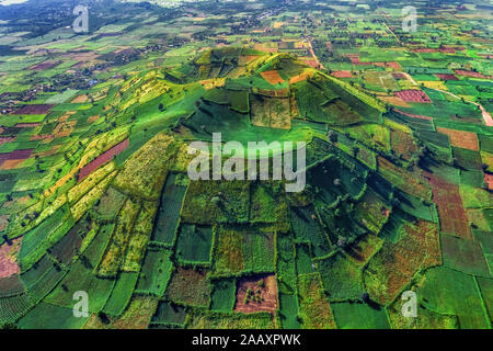 Vue aérienne de la montagne du volcan Chu Dang Ya avec la fleur de Da Quy ou la fleur de Tithonia diversifolia près de la ville de Pleiku, province de Gia Lai, Vietnam. Chu DangYa Banque D'Images