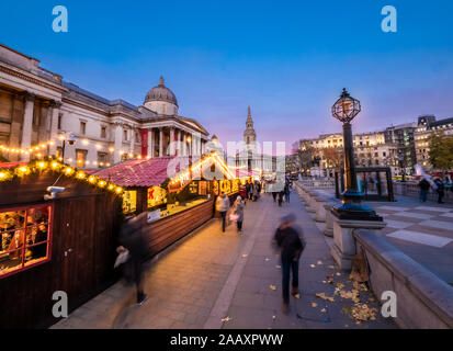 Londres, Angleterre, Royaume-Uni - scène de Noël en plein air dans Trafalgar Square Market à l'heure bleue en hiver Banque D'Images