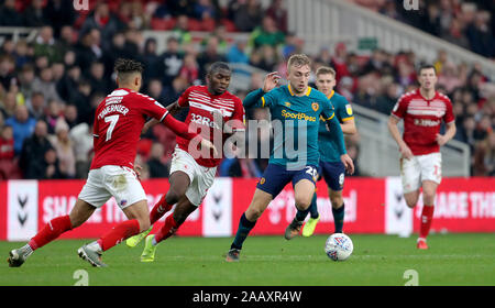 Hull City's Jarrod Bowen (à droite) en action avec l'Dijksteel Anfernee Middlesbrough (centre) et Marcus Tavernier au cours de la Sky Bet Championship match au stade Riverside, Middlesbrough. Banque D'Images