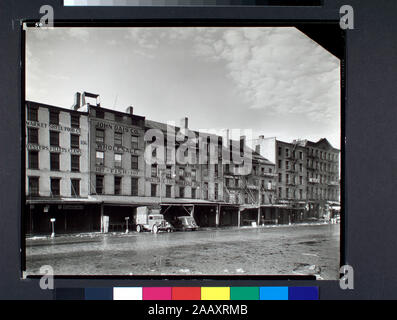 Marché aux poissons, rue du sud de Manhattan, les concessionnaires et le poisson Meyers Hotel en rangée de bâtiments le long de South Street. Citation/Référence : n° 50 Code : I.A.3., marché aux poissons, South Street, Manhattan. Banque D'Images