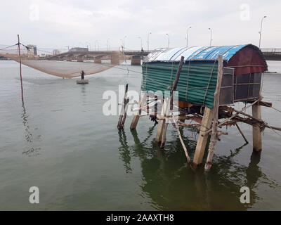 Le Vietnam traditionnel sur Nhat Le Fleuve Banque D'Images