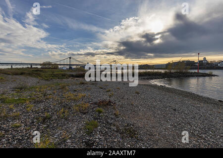 Krefeld-Uerdingen - Vue de Rhin à Riverbrigde au bord de Rhénanie du Nord-Westphalie, Allemagne, 23.11.2019 Banque D'Images