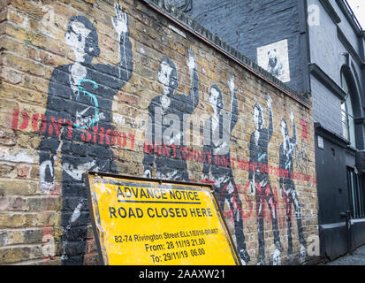 Don't Shoot street art par Bambi on Rivington Street, London, UK Banque D'Images