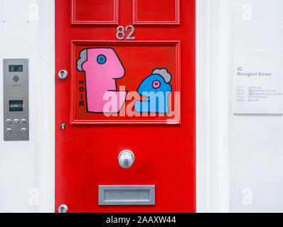 Thierry Noir une fresque sur une porte rouge à Hoxton dans l'East End londonien, UK Banque D'Images