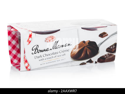 Londres, Royaume-Uni - 17 NOVEMBRE 2019 : Pack de bonne maman crème dessert au chocolat noir sur blanc. Banque D'Images