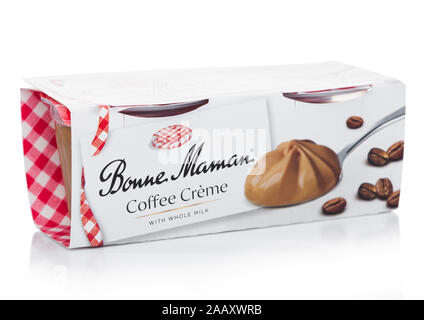 Londres, Royaume-Uni - 17 NOVEMBRE 2019 : Pack de bonne maman crème dessert au Café blanc. Banque D'Images