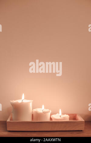 Feux de bougies dans la composition minimale sur le mur de fond de l'espace de copie. Tons rose style scandinave hygge Banque D'Images
