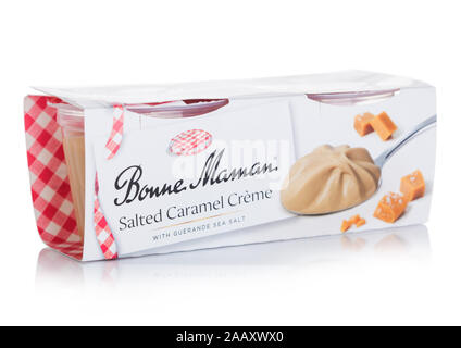 Londres, Royaume-Uni - 17 NOVEMBRE 2019 : Pack de bonne maman dessert Crème caramel salé sur blanc. Banque D'Images