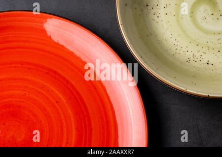 Deux plaques de couleur vide sur fond noir en noir Banque D'Images