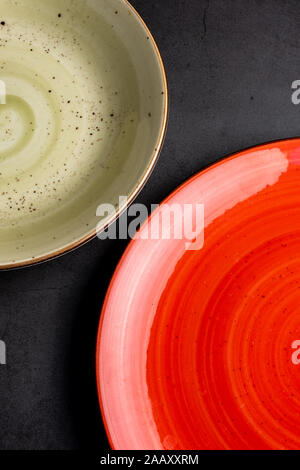 Deux plaques de couleur vide sur fond noir en noir Banque D'Images