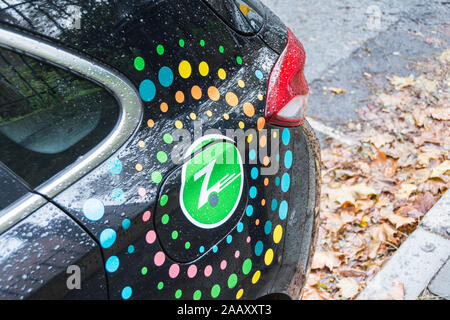 Close-up d'un logo Zipcar pluie - une voiture américaine de l'entreprise de partage de la VW Polo dans une rue de Londres Banque D'Images