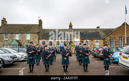 Athelstaneford, East Lothian, Écosse, Royaume-Uni. 24 novembre 2019. Festival de la Saltire : le premier jour du festival annuel marquant la Saint-André a lieu dans le lieu de naissance du drapeau national écossais où la saltire est apparue dans le ciel comme un bon présage lorsque les Pictes & Scots ont vaincu les Saxons menés par l'Athelstan. Haddington Pipe Band passe par le village jusqu'à l'école primaire Banque D'Images