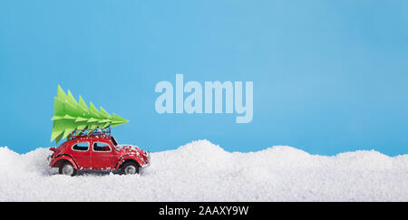 Petite voiture Volkswagen transporter plus de pine tree snow background Banque D'Images
