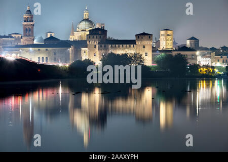 Mantova se reflète sur le lac au milieu de la rivière Mincio. La ville est l'un des principaux centres de la Renaissance italienne et européenne. L'Italie. Banque D'Images