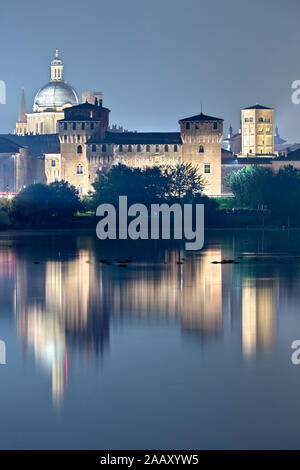 Mantova se reflète sur le lac au milieu de la rivière Mincio. La ville est l'un des principaux centres de la Renaissance italienne et européenne. L'Italie. Banque D'Images