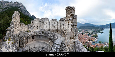 L'intérieur de la bastion vénitienne médiévale et la vue sur la ville de Riva et le lac de Garde. Province De Trente, Trentin-Haut-Adige, Italie, Europe. Banque D'Images