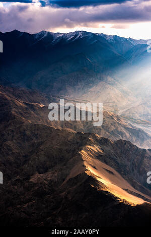 Vue aérienne de la montagne de neige et la lumière de l'aube sur le haut Himalaya Mountains de l'avion Banque D'Images