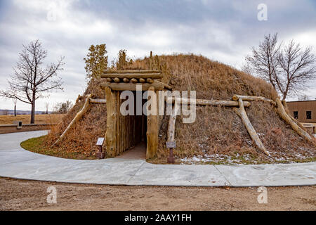 Stanton, Dakota du Nord - un earthlodge reconstruit à la rivière Knife villages indiens, Lieu historique national. Banque D'Images