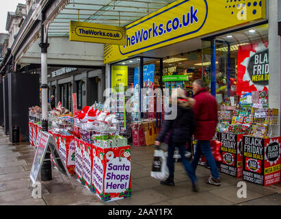 Southport, Merseyside, UK 24 novembre. Mega Promotions Vente à l'usine. Le Black Friday sales cours de Lord Street, comme acheteurs de Noël profitez de bonnes affaires. /AlamyLiveNews MediaWorldImages:Crédit Banque D'Images